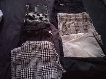 Lot vêtements (tee-shirts, débardeurs, robes été, jeans, leggings, shorts, cyclistes ) taille 44-46-48