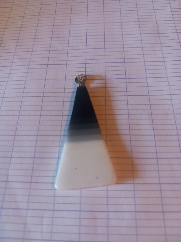 Médaille triangle blanc, noir et gris