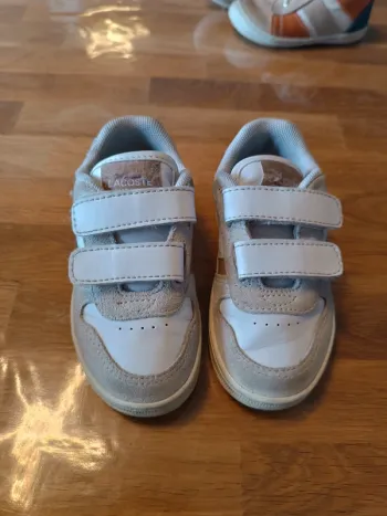Basket chaussure à scratch Lacoste taille 22 avec boite