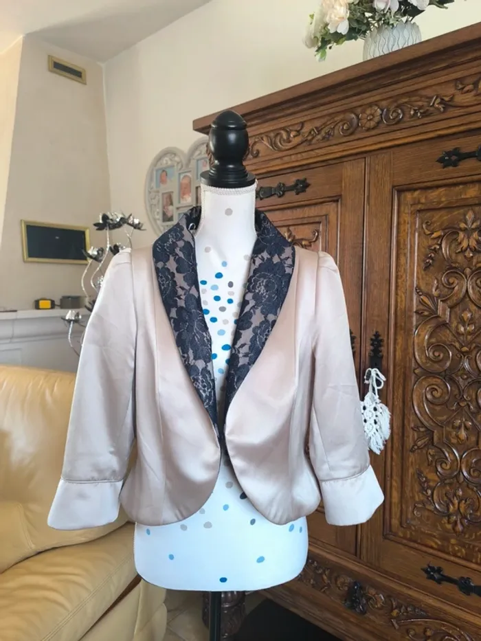 Superbe veste satin et dentelle - photo numéro 2