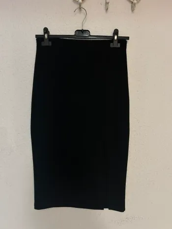 Jupe tube moulante noir avec fente