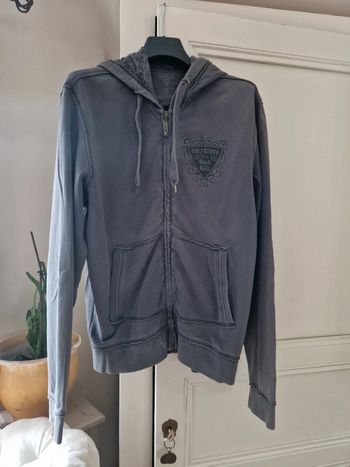 Sweat-shirt à capuche Guess.