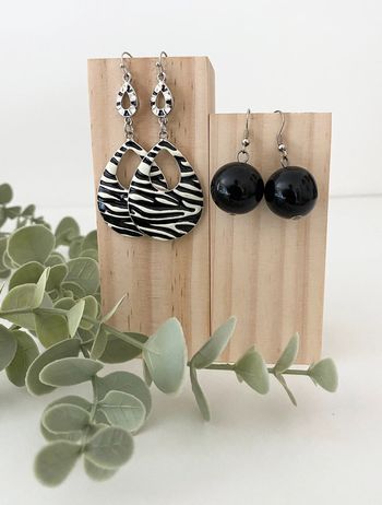 Lot 2 paires de boucles d’oreilles - 🖤 boules et zèbre 🤍 excellent état