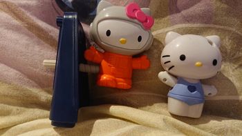 2 jouets, figurines hello kitty