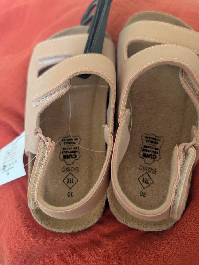 Sandales roses cuir pointure 30 Neuves étiquette - photo numéro 2