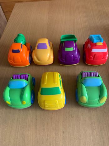 7 voitures colorées en plastique