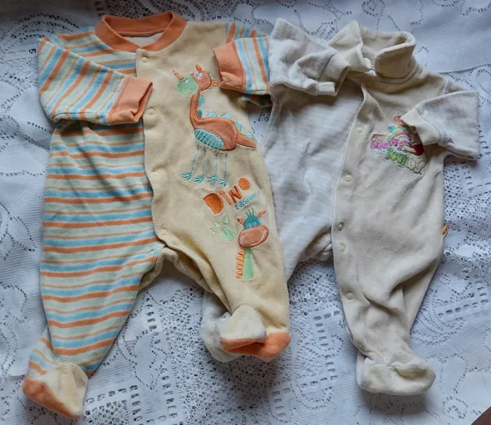 Lot de 2 grenouillères - doux et confortable, en bon état, taille naissance