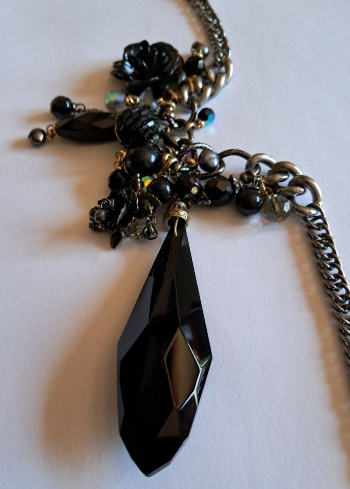 Collier fantaisie court NEUF avec breloques et pendentif - photo numéro 5