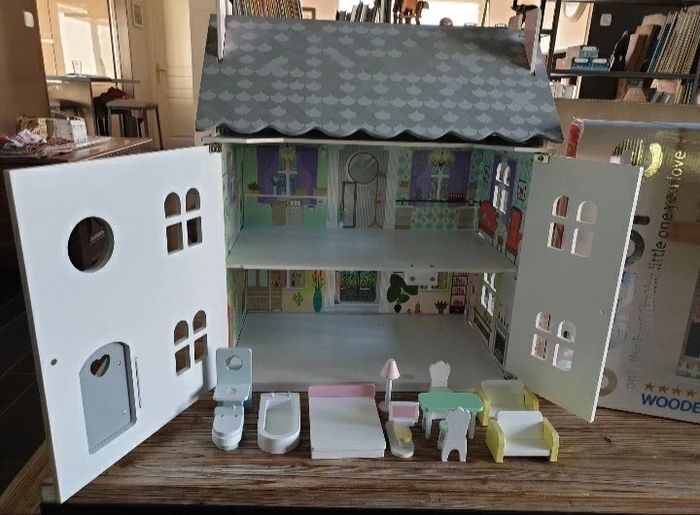 Maison en bois avec ses accessoires