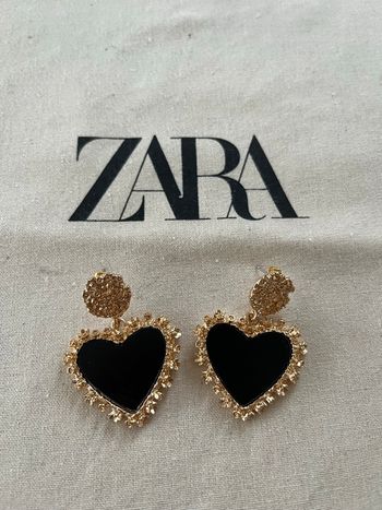 Paire de boucles d’oreilles, cœur noir et or 