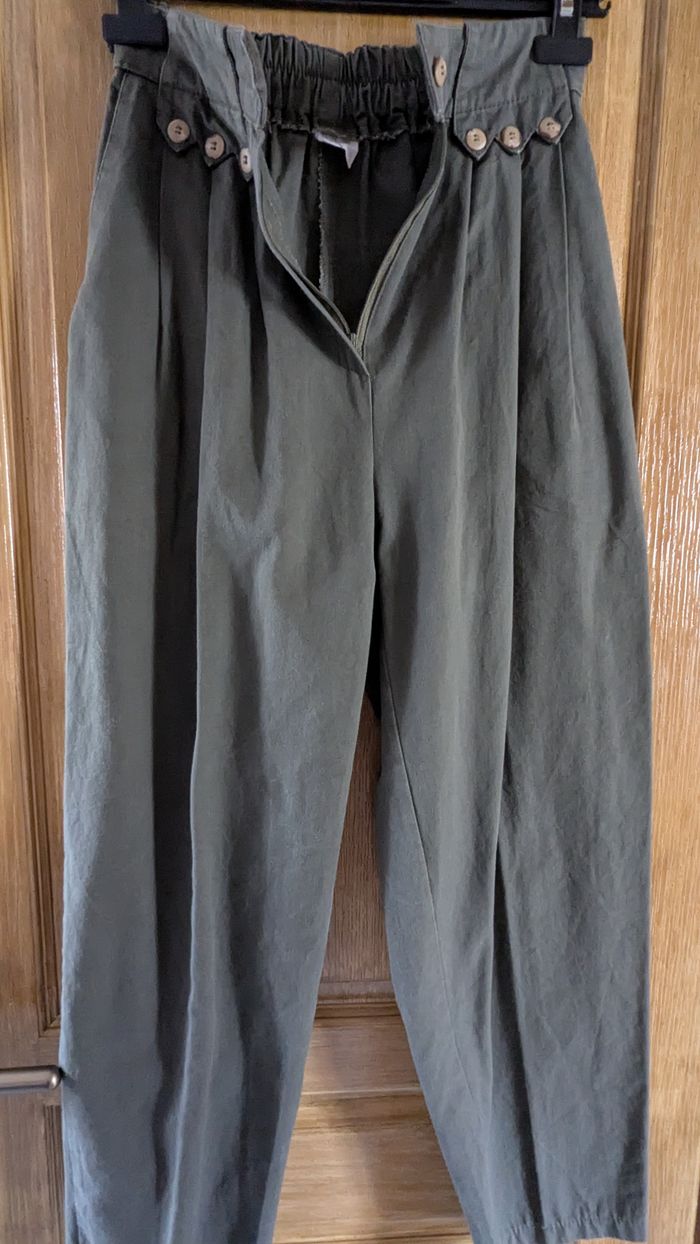 Pantalon kaki à pinces. - photo numéro 2