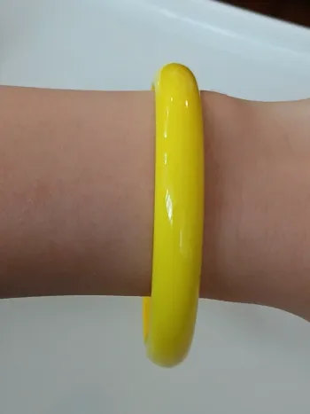 Bracelet jonc jaune fluorescent – look coloré ,style rétro vintage