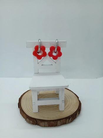 Boucles d'oreilles anneaux petites fleurs rouges résine