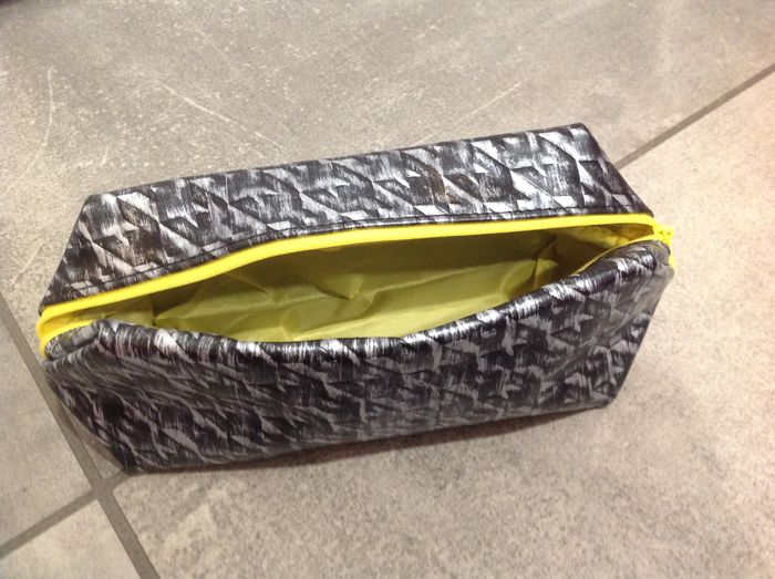 Trousse grise et noire argentée motifs géométriques - photo numéro 6