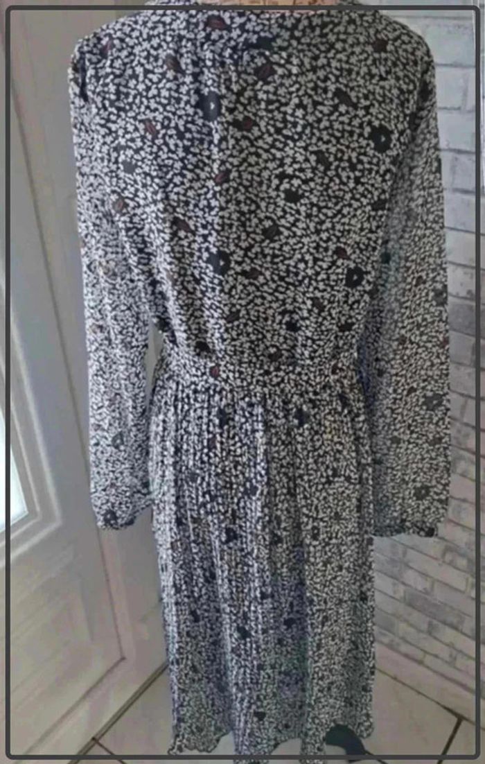 Robe  noire  et  blanche taille  44 - photo numéro 3