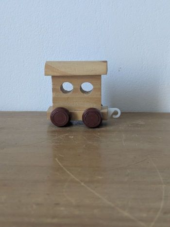 Lettre wagon bois petit train