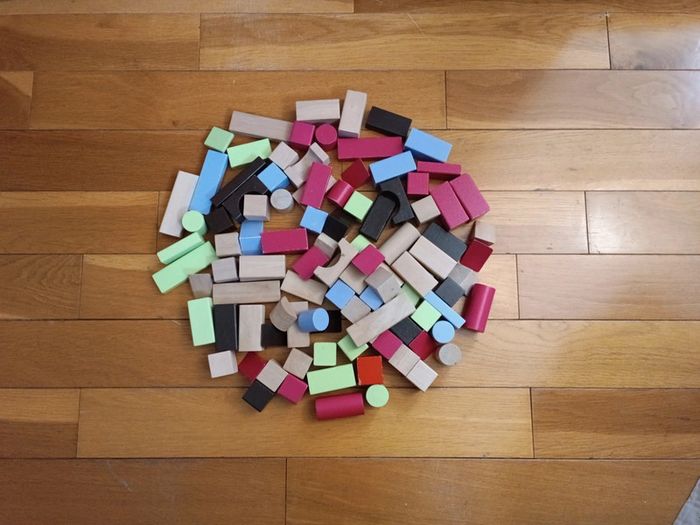 98 Cubes de construction en bois avec 5 couleurs.