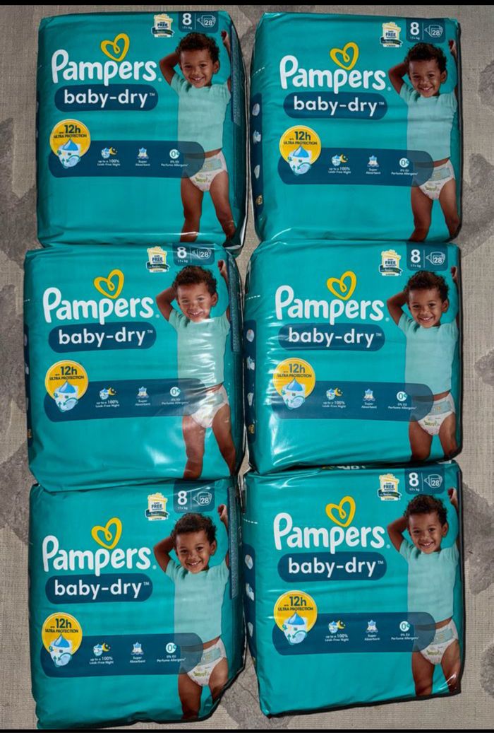 Six packs de couches Pampers taille 8 normal