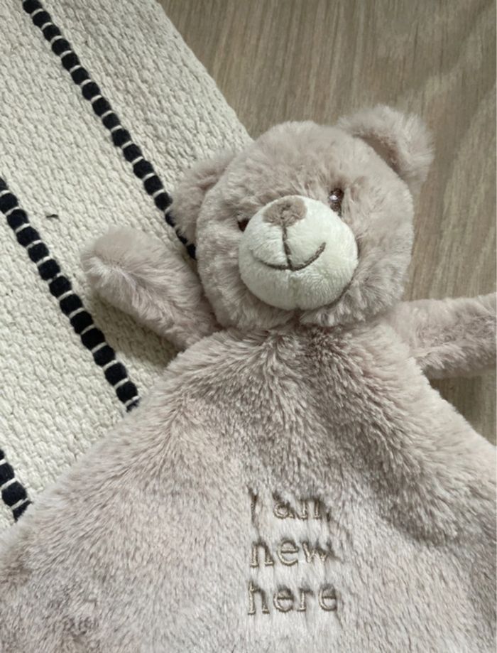 Doudou plat Ours beige crème « I am new here » NICOTOY C&A - photo numéro 3