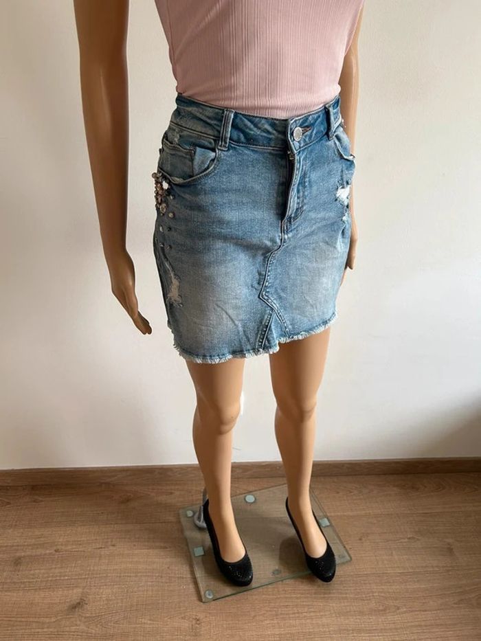 Jupe en jean bleu avec strass et perles Morgan taille 38 TBE - photo numéro 2