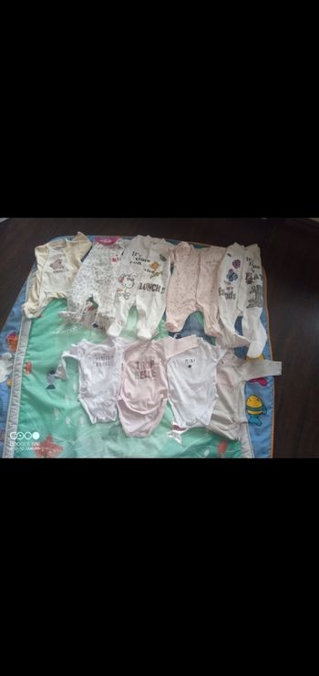 Lot de 5 pyjamas et 4 bodys taille 1mois