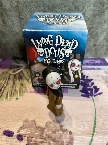 Pas d envoie avec homerr living dead dolls figurine grâce