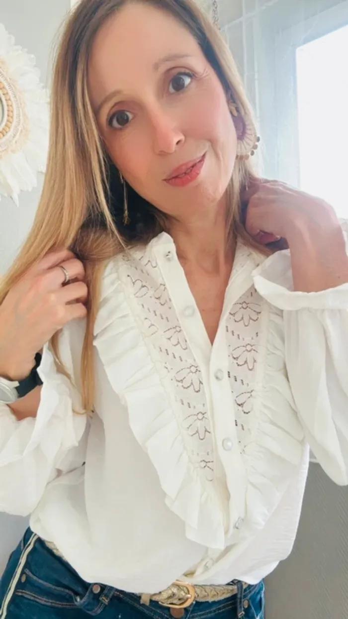 Blouse blanche bohème chic avec dentelle fleurs et volants - photo numéro 7