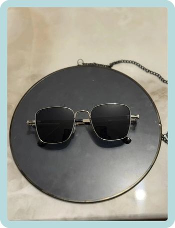 Lunette de soleil noir argentée
