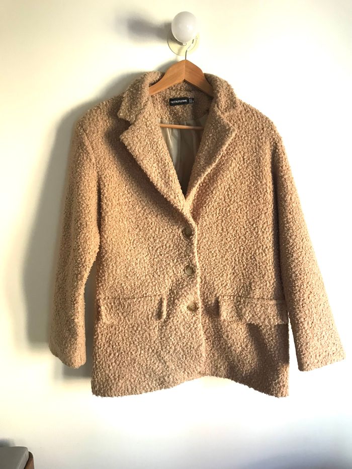 Manteau PrettyLittleThing beige effet bouclettes taille 40/42 - photo numéro 2