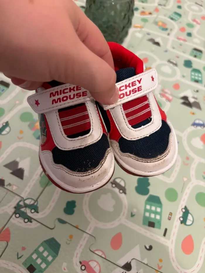 Chaussures Disney Mickey taille 19 - photo numéro 2
