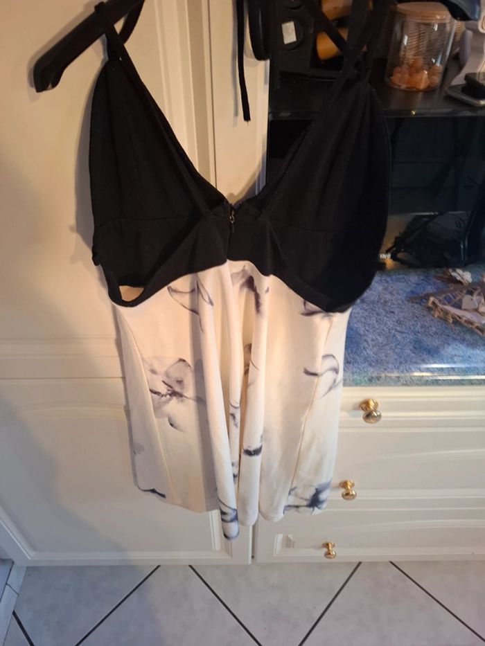 Robe noir et blanche dos nu - photo numéro 2