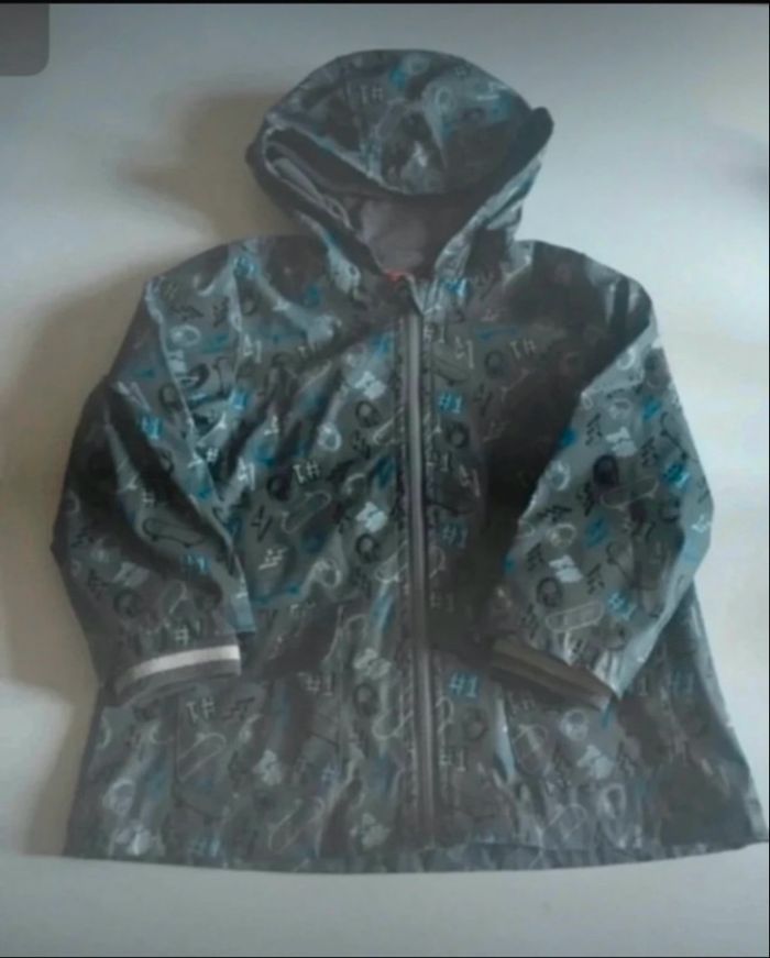 Manteau imperméable à capuche très bon état garçon taille 5 ans couleur gris - photo numéro 1