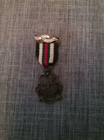 Broche médaille 💎