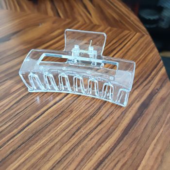 Pince à cheveux transparente