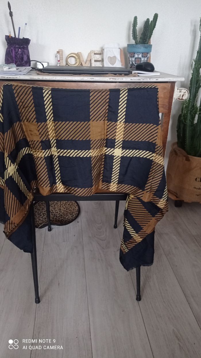Écharpe foulard en soie noir, jaune et marron tbe - photo numéro 3
