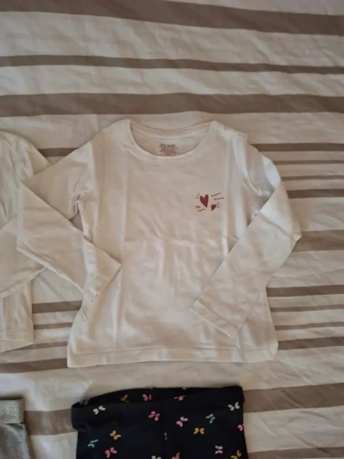 Lot 4 ans vêtements habits 2 ensembles pantalon pantacourt tee shirt - photo numéro 4