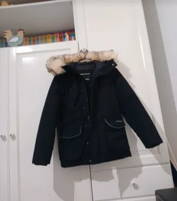 Parka noire à capuche