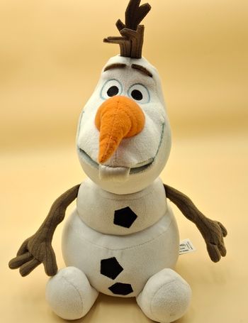 Peluche Olaf La Reine des Neiges Disney Store bonhomme de neige écusson