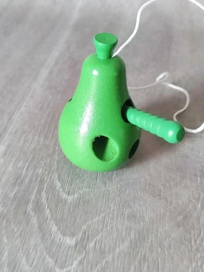 Ver qui mange une poire motricité fine - photo numéro 3