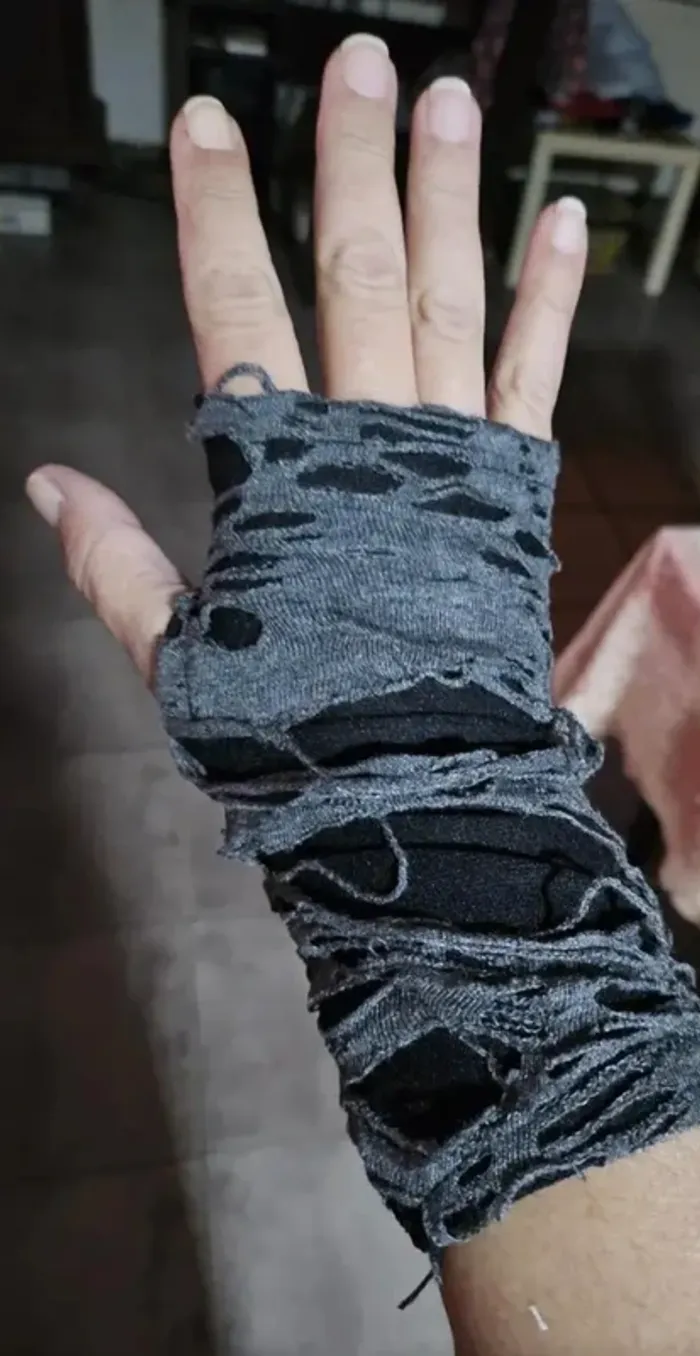 Gants style déchirés, gris et noirs, style Gothiques - photo numéro 6