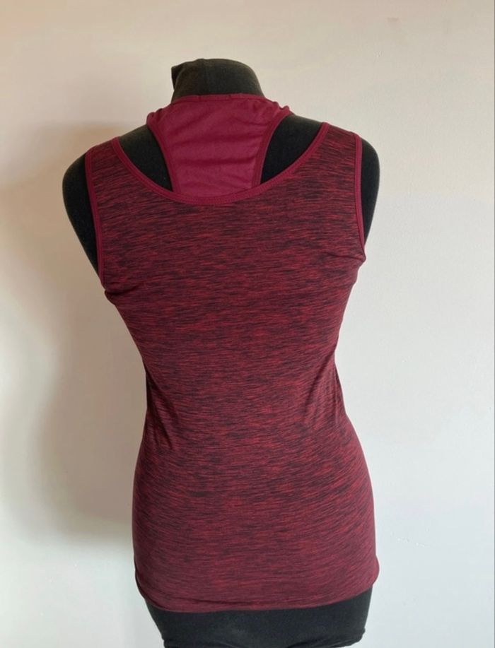 Haut de sport bordeaux et noir taille M de chez Tissaia en très bon état - photo numéro 5