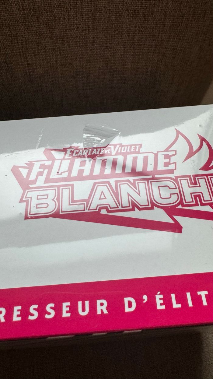 Pokémon - Lot de 2 ETB flamme blanche et foudre noir - photo numéro 3
