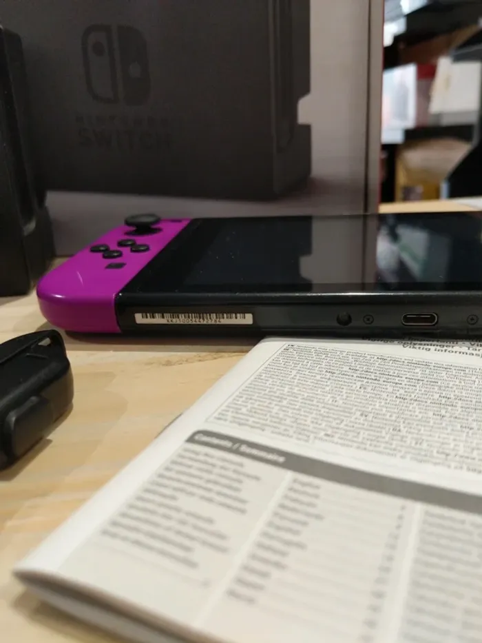 Nintendo Switch V2 Jaune & Violet - photo numéro 6