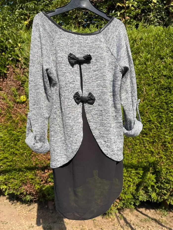 Pull-blouse noir en voile avec nœud papillon au dos – Marque non précisée - photo numéro 2