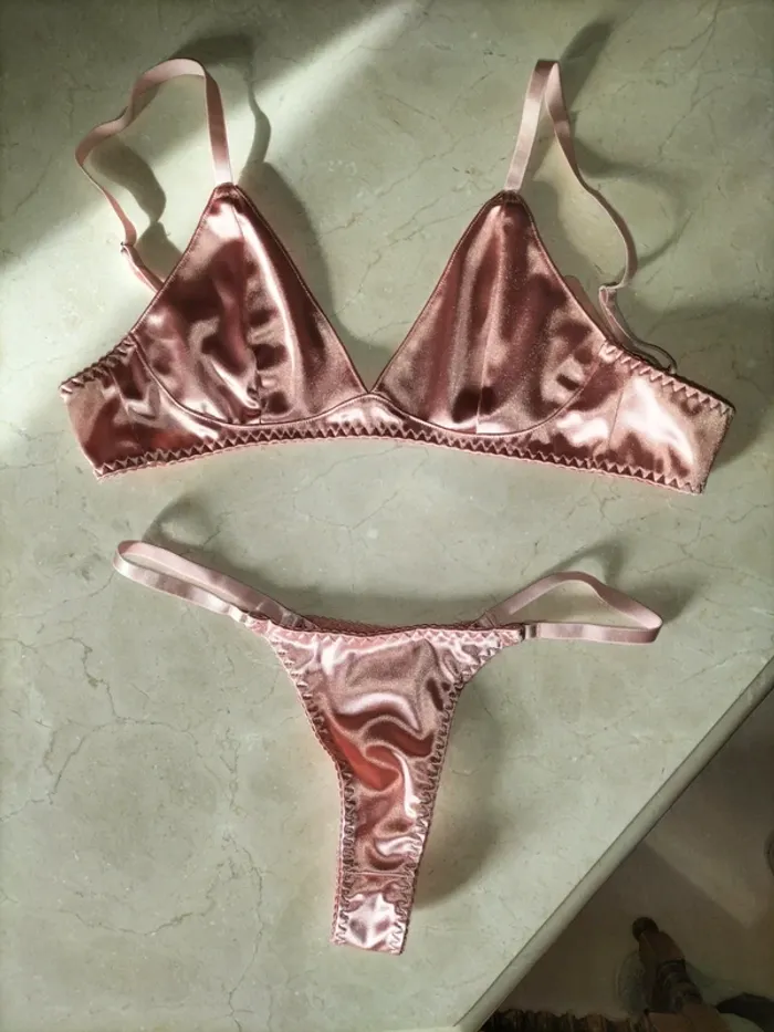 Ensemble lingerie rose saumon brillant - soutien-gorge triangle et string