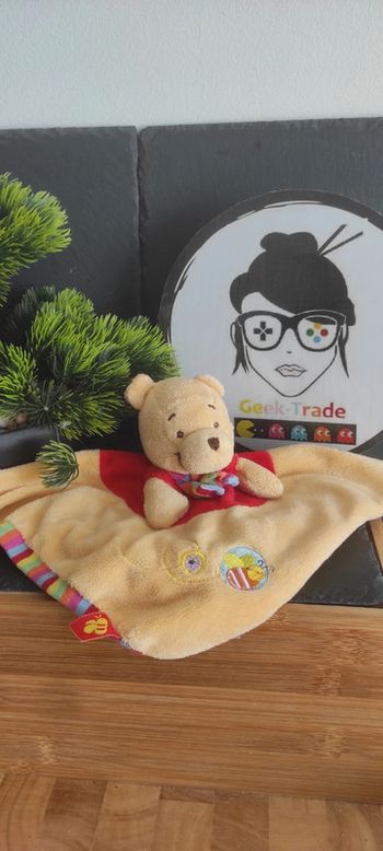 doudou Winnie l'ourson pooh disney disney baby nicotoy abeille orange rouge écharpe rayé