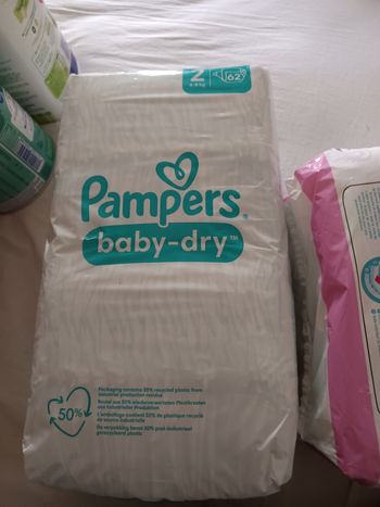 Lots de deux paquets de couches 2 age Pampers 62 couches et tout petit 35 couches neuf avec étiquette.