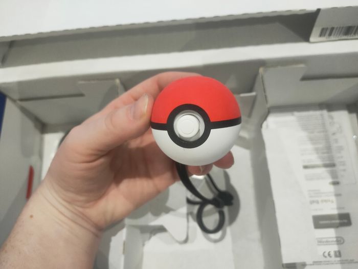 Carton de la console Nintendo Switch avec pokeball édition pokemon - photo numéro 2