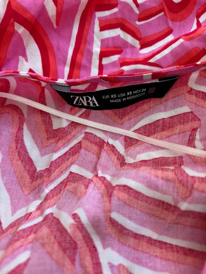 Robe graphique rouge rose ZARA – Taille XS – Coupe fluide mi-longue – Motif psyché rétro - photo numéro 6