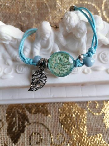 bracelet en résine avec fleur bleue